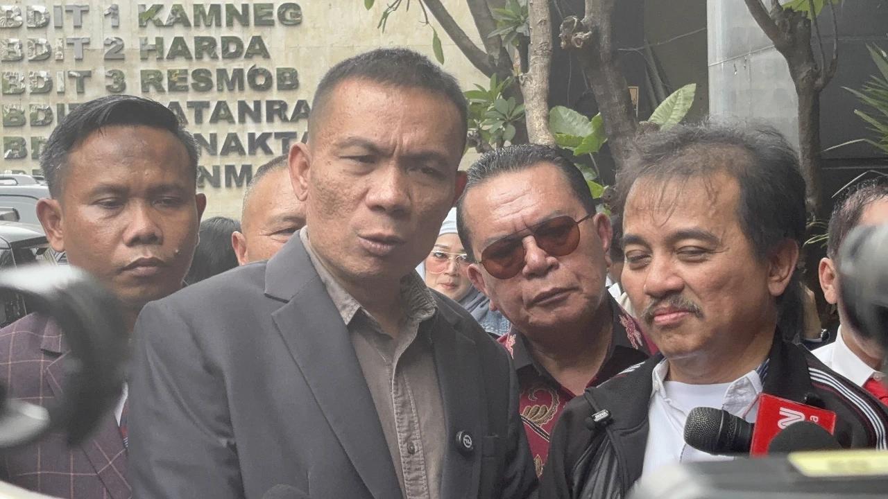 VIDEO: Kubu Roy Suryo Depan Polda Metro Jaya "ini Bukan Gelar Perkara, Kita Diadu Domba!"