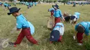 Sebanyak 250 siswa dari 70 sekolah Adiwiyata di 10 provinsi di Indonesia memungut sampah di Alun-Alun Kidul, Yogyakarta (29/4). Kegiatan yang merupakan rangkaian Jambore Adiwiyata digelar selama 3 hari. (Liputan6.com/Eko)