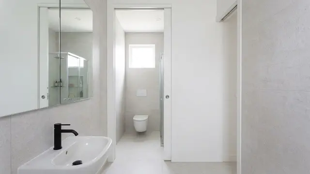 Kamar Mandi dengan Pintu Geser