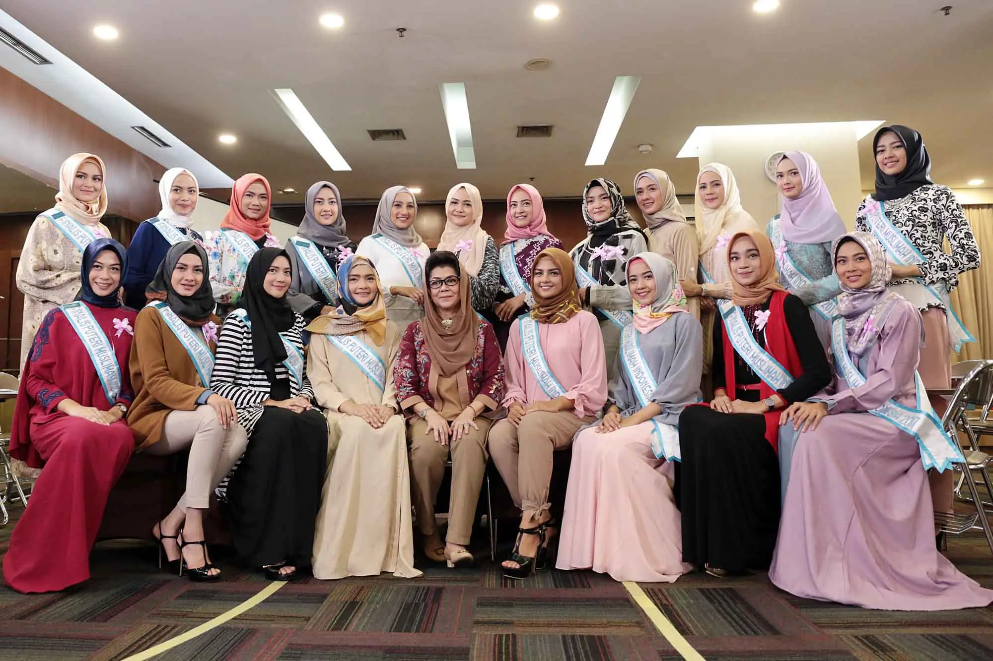 Para finalis Puteri Muslimah Indonesia berpose bersama Bunda Romi. (Deki Prayoga/Bintang.com)