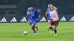 Persib Bandung menghajar Persik Kediri di laga pekan ke-25 BRI Super League 2025/2026 di Stadion Gelora Bandung Lautan Api, Soreang, Senin (09/03/2026) malam WIB. (Bola.com/Erwin Snaz)