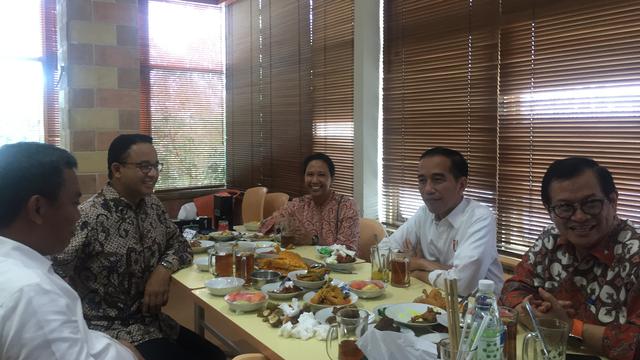 Presiden Joko Widodo atau Jokowi makan siang di Rumah Makan Medan Baru Sunter Jakarta Utara, Sabtu (26/1/2019).