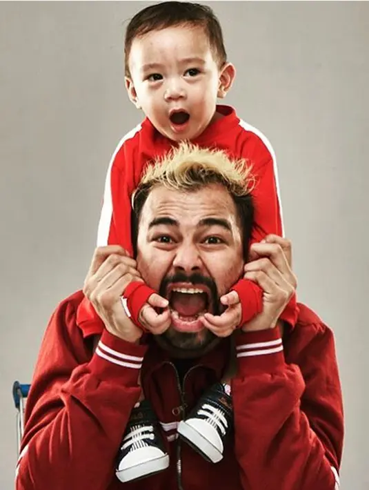 Belum lama ini presenter dan pemeran, Raffi Ahmad terlihat berganti-ganti warna rambut. Diantaranya warna rambut keemasan. Tidak lama kemudian, warna rambutnya berubah lagi menjadi abu-abu. (Instagram/raffinagita1717)