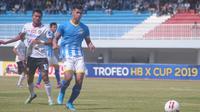Pemain anyar PSIM Yogyakarta, Muhammad Al Amin Syukur Fisabillah (biru), berduel melawan pemain Bali United di Stadion Mandala Krida, Yogyakarta, Minggu (8/9/2019). (Bola.com/Vincentius Atmaja)