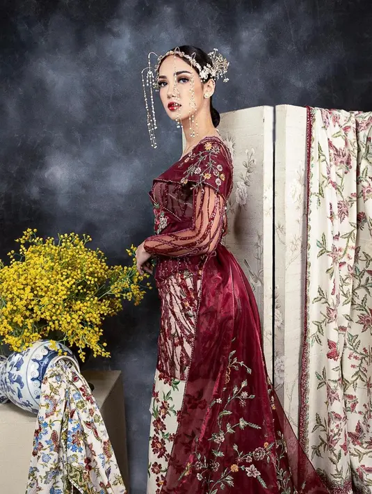 Penampilan Haico diperlengkap dengan kain batik berwarna putih tulang dari Batique by Linda dan headpiece dari @rinaldyyunardi @rinaldyyunardiofficial.  [Foto: Instagram/@mozawahyu]