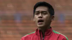 Gelandang Timnas Indonesia, Septian David, menitikan air mata saat lagu Indonesia Raya sebelum melawan Thailand pada laga  SEA Games di Stadion Shah Alam, Selangor, Selasa (15/8/2017). Kedua negara bermain imbang 1-1. (Bola.com/Vitalis Yogi Trisna)