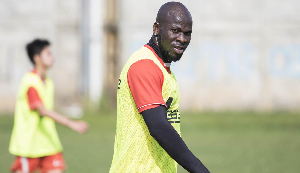 Bek Persija, O.K Jhon saat berlatih jelang babak 8 besar Piala Jenderal Sudirman di Lapangan Sawangan, Depok, Jawa Barat, Senin (7/12/2015). (Bola.com/Vitalis Yogi Trisna) 