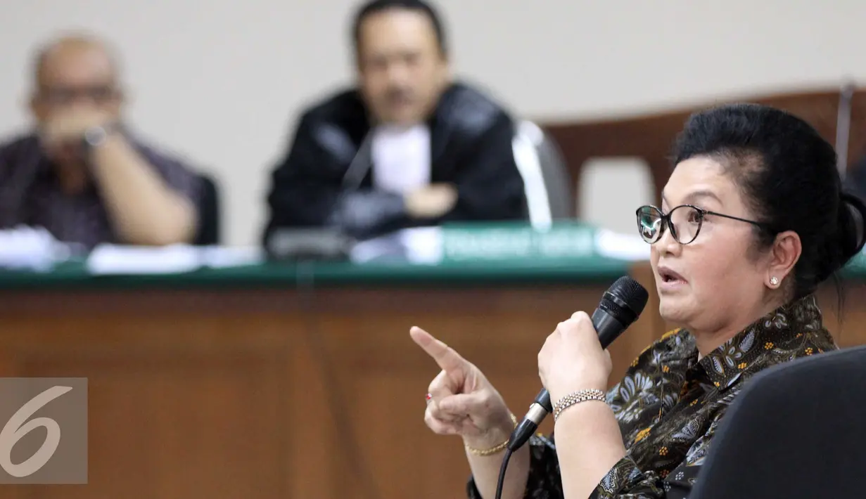 Menkes Era SBY, Siti Fadilah Supari saat menjadi saksi di sidang kasus korupsi Alkes Flu Burung, Jakarta, Rabu (9/9/2015). (Liputan6.com/Helmi Afandi)
