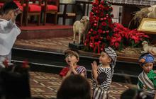 FOTO: Keceriaan Anak-Anak Ikuti Misa Natal di Gereja Katedral Jakarta, Diwarnai Operet Kelahiran Yesus
