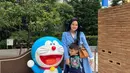 Boyong orangtua dan anak liburan di Jepang, Titi Kamal tampil menawan dengan long coat warna biru cerah. [Foto: IG/titi_kamall].