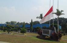 Bendera setengah tiang berkibar di Markas TNI AU Pekanbaru