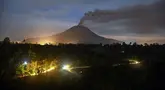Gunung Sinabung menyemburkan abu dan asap tebal sebagaimana terlihat dari Karo, Provinsi Sumatra Utara, Rabu, 2 September 2026. (AFP/ YT Haryono)