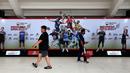 <p>Sejumlah pekerja sedang melintasi foto booth di Istora Senayan menjelang Indonesia Open 2023 pada Senin (12/06/2023). Ketua Panpel Armand Darmadji mengungkapkan bahwa tahun ini akan menjadi edisi terakhir turnamen BWF Super 1000 tersebut di Istora Senayan sebelum dipindahkan ke arena yang lebih besar yakni Indoor Multifunction Stadium. (Bola.com/Bagaskara Lazuardi)</p>