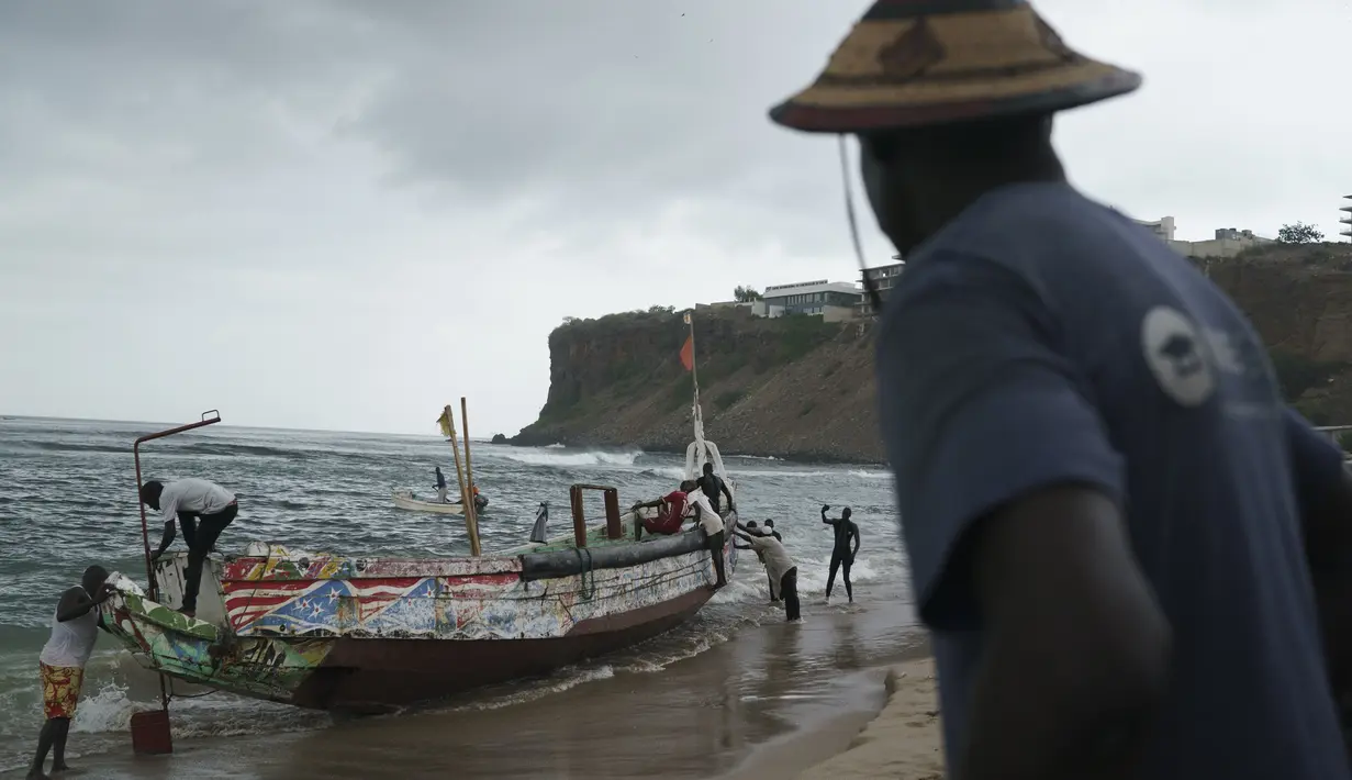 Sedikitnya 17 orang ditemukan tewas setelah sebuah perahu terbalik di ibu kota Senegal, kata pejabat setempat hari Senin. (AP Photo/Leo Correa)