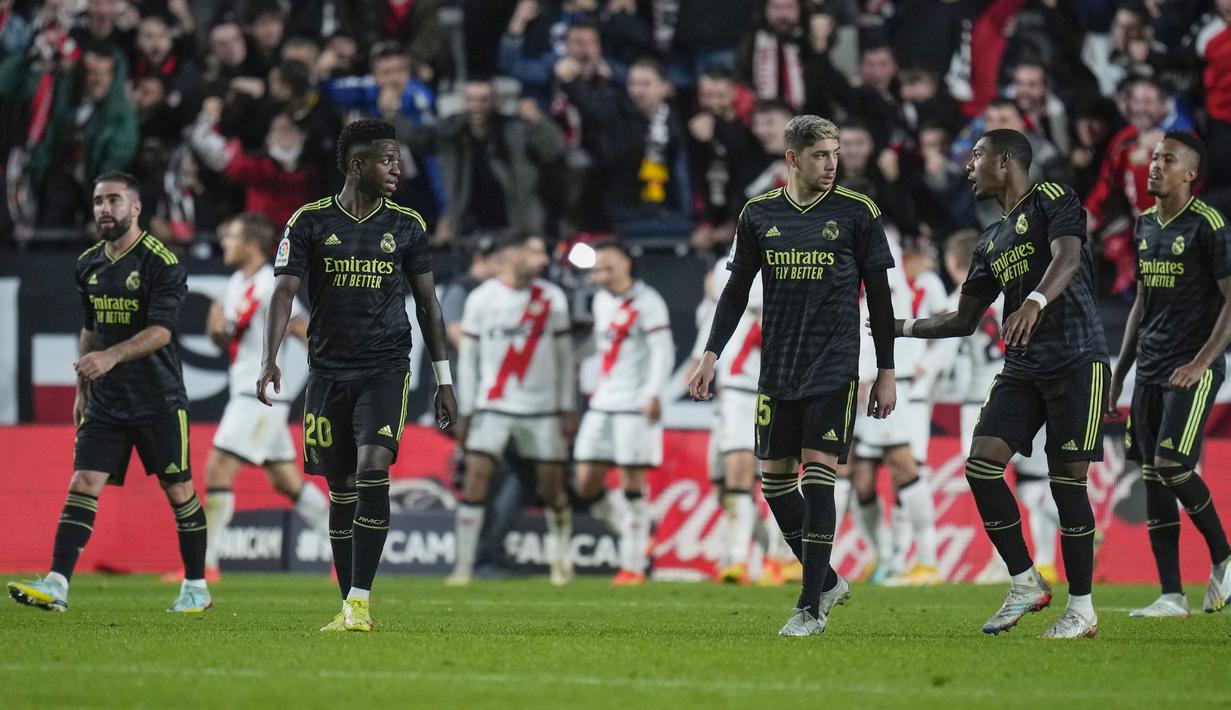 Real Madrid untuk sementara menduduki posisi kedua dengan mengoleksi 32 poin dari 13 pertandingan, tertinggal dua poin dari Barcelona di urutan teratas La Liga. (AP/Manu Fernandez)