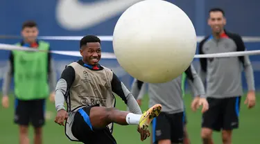 Gelandang Barcelona Ansu Fati menghadiri sesi latihan di tempat latihan Joan Gamper di Sant Joan Despi, Selasa (11/10/2022).  Barcelona akan menjamu Inter Milan di Camp Nou pada matchday 4 Grup C Liga Champions 2022/2023, Kamis 13 Oktober 2022 dinihari WIB. (Photo by Josep LAGO / AFP)