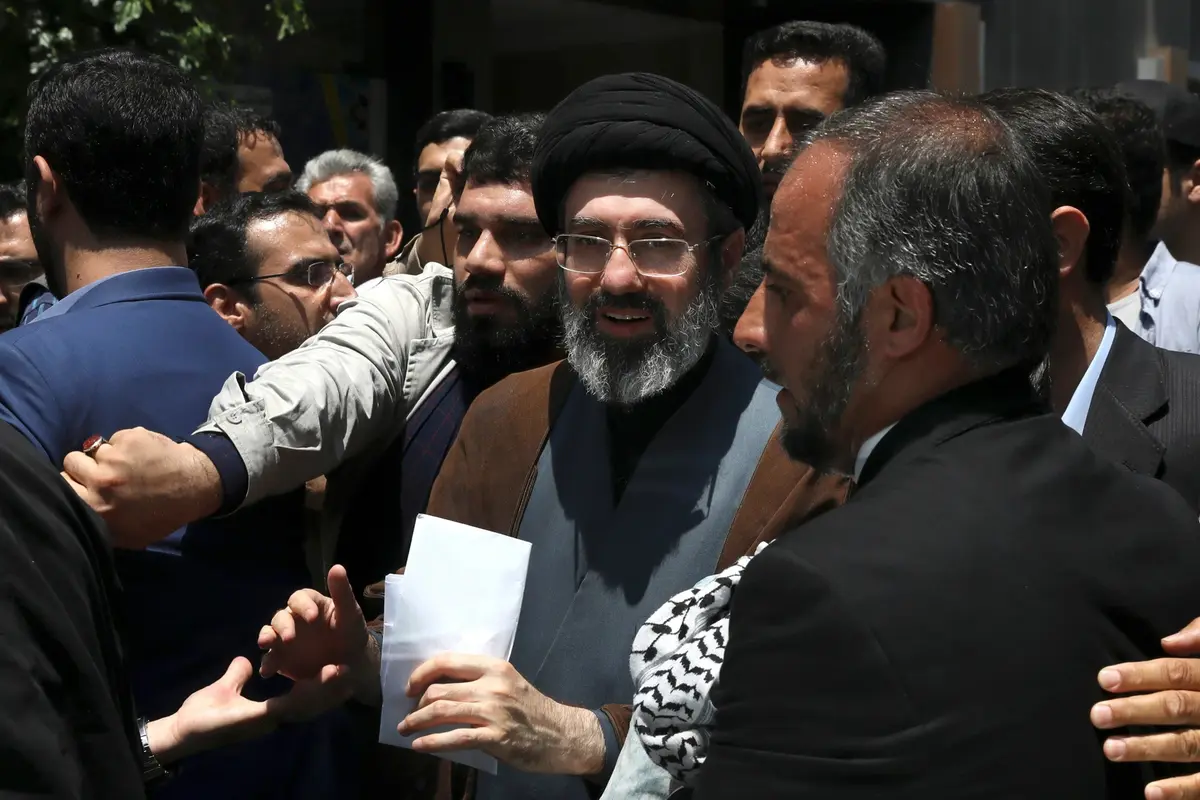 Mojtaba Khamenei (tengah), putra Pemimpin Tertinggi Iran Ayatollah Ali Khamenei, saat menghadiri aksi tahunan Hari Quds atau Hari Yerusalem di Teheran, Iran, pada 31 Mei 2019.
