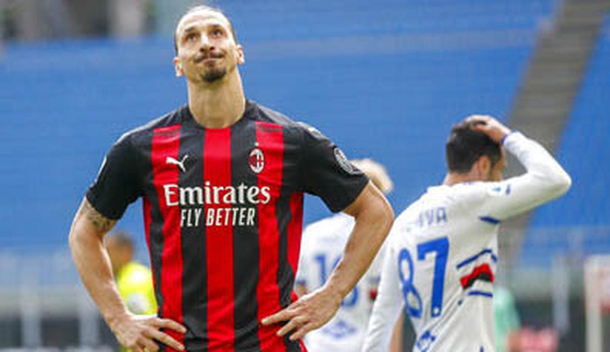 Ekspresi kecewa striker AC Milan, Zlatan Ibrahimovic, saat melawan Sampdoria pada laga Liga Italia di Stadion San Siro, Minggu (4/4/2021). Kedua tim bermain imbang 1-1. (AP Photo/Antonio Calanni)