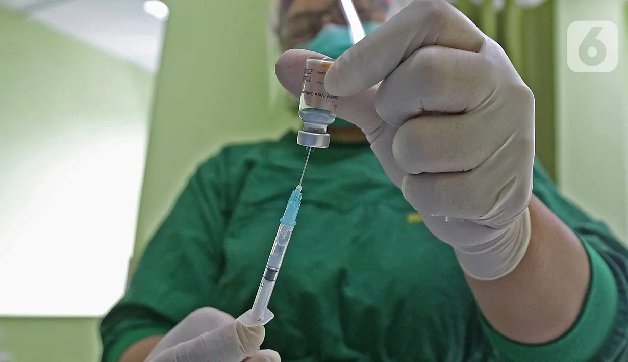 Petugas vaksinator menyiapkan vaksin CoronaVac dari SinoVac di RSUD Cengkareng, Jakarta, Kamis (14/01/2021). Vaksinasi Covid-19  tahap awal dijadwalkan berlangsung dari Januari hingga Februari 2021. (Liputan6.com/Herman Zakharia)