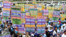 Buruh memadati halaman gedung DPR saat memperingati May Day 2016, Jakarta, Minggu (1/5). Massa yang tergabung dalam Serikat Pekerja Nasional (SPN) ini membawa 12 tuntutan diantaranya hapuskan BPJS. (Liputan6.com/Helmi Afandi)