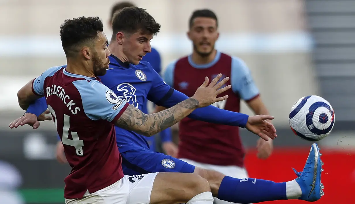 Bek West Ham United, Ryan Fredericks (kiri) berebut bola dengan gelandang Chelsea, Mason Mount dalam laga lanjutan Liga Inggris 2020/2021 pekan ke-33 di The London Stadium, London, Sabtu (24/4/2021). West Ham kalah 0-1 dari Chelsea. (AFP/Alastair Grant/Pool)