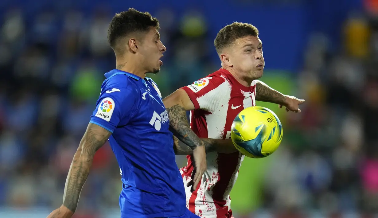 Kieran Trippier. Setelah 4 musim memperkuat Tottenham Hotspur, pada awal musim 2019/2020 bek kanan berusia 31 tahun ini hijrah ke Atletico Madrid hingga kini. Total telah bermain dalam 77 laga dengan raihan 11 assist. (AP/Manu Fernandez)