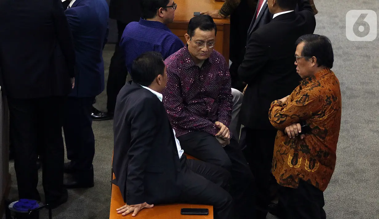 Sejumlah anggota dewan duduk di meja menunggu mulainya Sidang Paripurna ke-3 Masa Persidangan I Tahun Sidang 2019-2020, di Kompleks Parlemen, Senayan, Jakarta, Selasa (22/10/2019). Sidang Paripurna membahas penetapan jumlah komisi-komisi di DPR RI. (Liputan6.com/Johan Tallo)