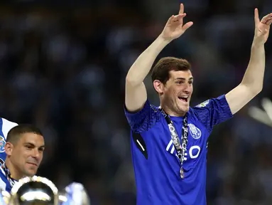Kiper Porto, Iker Casillas merayakan juara Liga Portugal usai pertandingan melawan Feirense di stadion Dragao (6/5). Casillas mempersembahkan gelar juara Liga Primeira Portugal bagi klubnya, FC Porto. (AP Photo/Luis Viera)