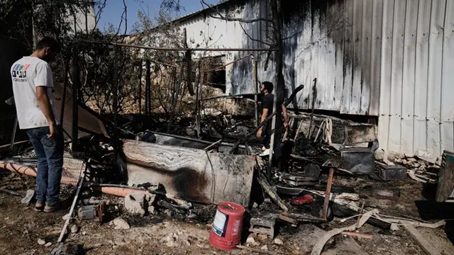 Warga Palestina memeriksa kerusakan di kawasan industri Beit Lid, dekat Tulkarm, setelah serangan yang dilakukan oleh pemukim Israel sehari sebelumnya. Foto diambil di Tepi Barat pada Rabu (12/11/2025).