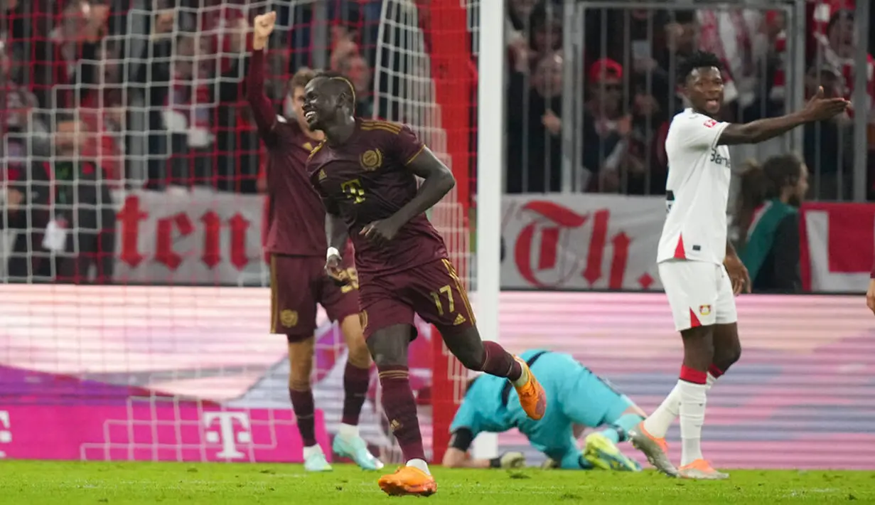Pemain Bayern Munchen Sadio Mane melakukan selebrasi dengan rekan setimnya usai mencetak gol ke gawang Bayer Leverkusen pada pertandingan sepak bola Bundesliga di Allianz Arena, Munich, Jerman, 30 September 2022. Bayern Munchen menang 4-0. (AP Photo/Matthias Schrader)