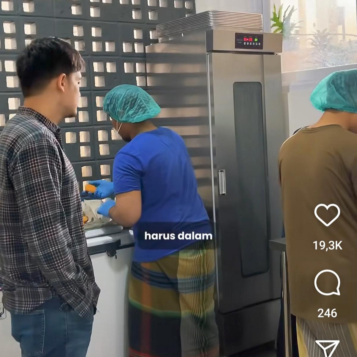 Potret Dhini Aminarti & Dimas Seto Grebek Anak-anaknya yang Sibuk Buat Donat, Adem Banget Sambil Dengar Murotal