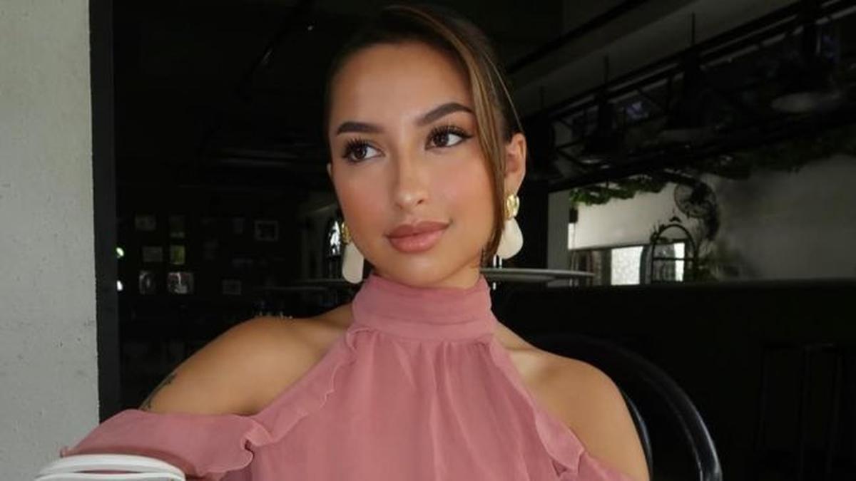 Pesona Mengalihkan Pandangan, 3 Potret Terbaru Jennifer Coppen dengan Makeup Natural dan Gaun Pink