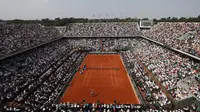 Suasana pertandingan antara Rafael Ndal melawan Dominic Thiem pada final Prancis Terbuka 2018 di Roland Garros stadium, Paris, (10/6/2018). Nadal menang tiga set 6-4, 6-3, 6-2. (AP/Christophe Ena)