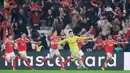 Hasil ini membuat Real Madrid finis di luar delapan besar klasemen akhir fase liga dan harus melalui jalur play-off. Sementara Benfica, sukses mengamankan posisi ke-24 sekaligus tiket terakhir ke babak play-off fase gugur, dan berikut jalannya pertandingan. (AFP/PATRICIA DE MELO MOREIRA)