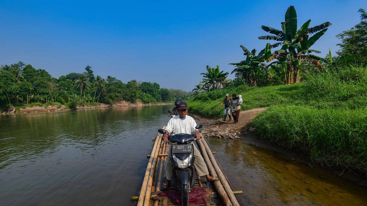 FOTO: Rakit Bambu Terakhir di Sungai Cisadane Masih Melayani Warga