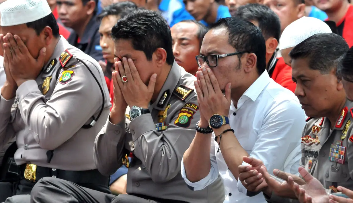 Menteri Tenaga Kerja dan Transmigrasi Hanif Dhakiri (kedua kanan) saat menjalankan Ibadah Sholat Jum'at bersama ribuan buruh di Kawasan Monas, Jakarta, Jum'at (1/5/2015). (Liputan6.com/Andrian M Tunay) 