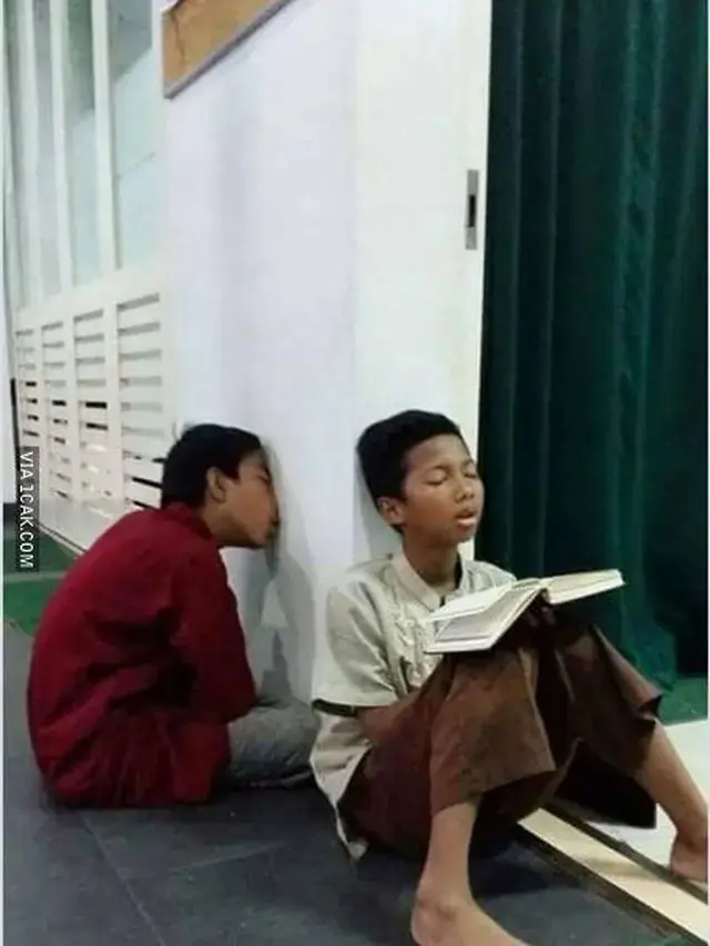 10 Potret Absurd Bocah Tidur di Sembarang Tempat, Ada yang Di Rak Supermarket