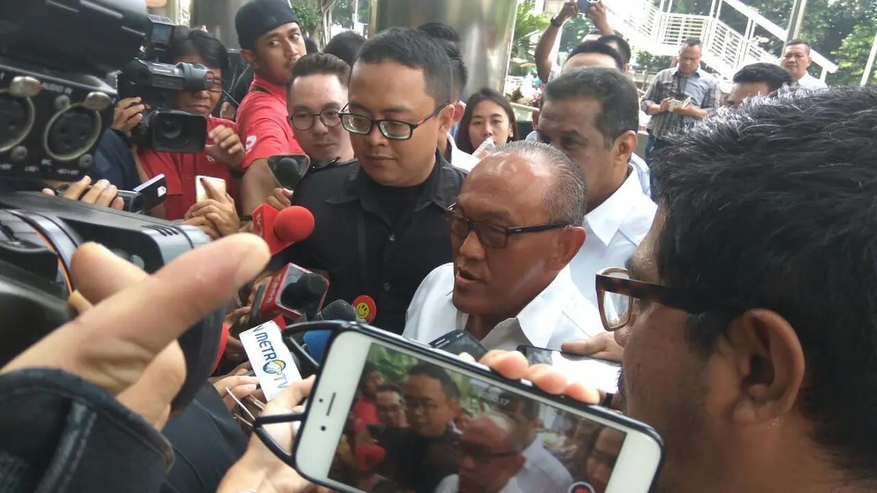 Aburizal Bakrie atau Ical sambangi gedung KPK