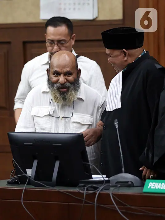 Adapun pada hari ini, jaksa KPK menghadirkan empat saksi untuk Lukas Enembe. Mereka adalah Imelda Sun seorang pemilik salon yang tinggal di Jayapura, kemudian Direktur PT Indo Papua Budi Sultan, Daniel Christian Lewi karyawan swasta dan, Direktur Utama (Dirut) PT Laut Timur Papua Sherly Susan. (Liputan6.com/Johan Tallo)