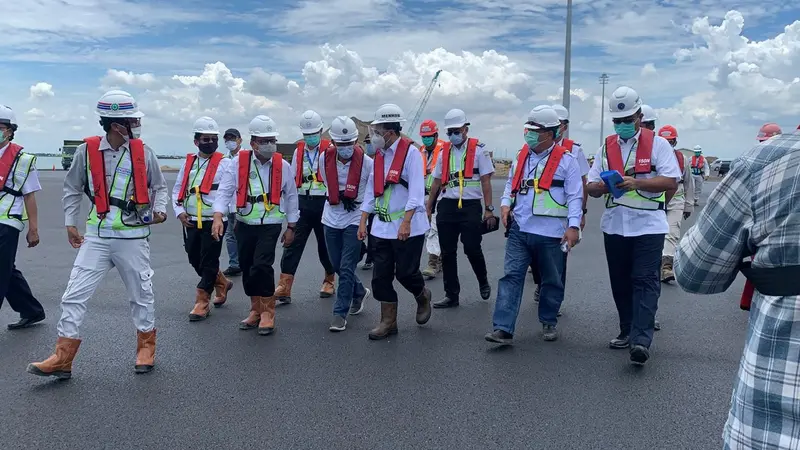 Menteri Perhubungan Budi Karya Sumadi mengecek kesiapan pembukaan tahap awal Pelabuhan Patimban di Subang, Sabtu (31/10).