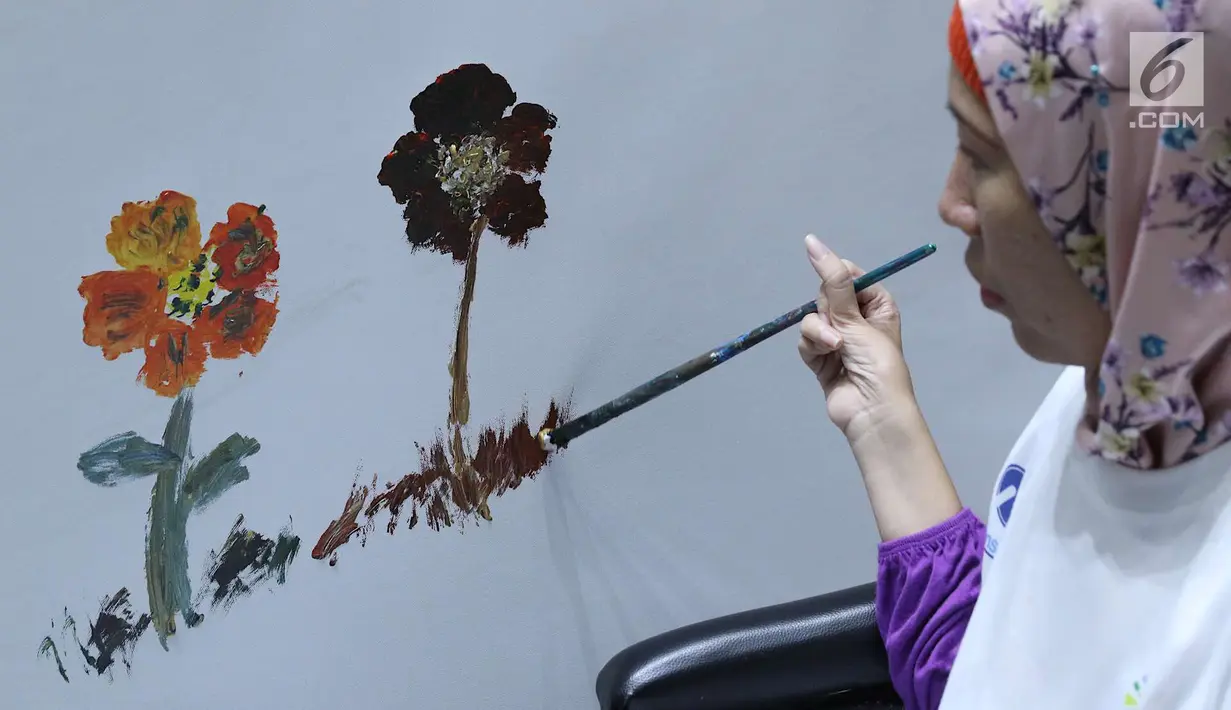 Penyandang disabilitas melukis bunga di kanvas sepanjang 20 meter di Balai Kota DKI Jakarta, Kamis (11/10). Kegiatan tersebut diadakan sebagai sarana untuk para penyandang disabilitas berkarya. (Liputan6.com/Immanuel Antonius)