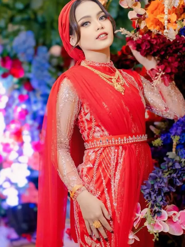 Gaya Putri Isnari Kenakan Emas. [@da4_putri03]