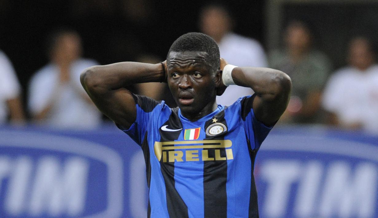 Sulley Muntari ditarik keluar oleh Mourinho di akhir babak pertama pada laga melawan Bari. Sang pelatih beralasan Muntari kekurangan energi karena menjalani puasa. (AFP/Damien Meyer)