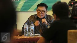 Plt Ketum DPP PPP Muktamar Bandung, Emron Pangkapi berbicara saat  diskusi Publik Kaukus Penyelemat PPP, Jakarta, (20/1).  Muktamar islah ini untuk menyelesaikan sengketa kepengurusan PPP yang digelar paling lambat April 2016. (Liputan6.com/JohanTallo)