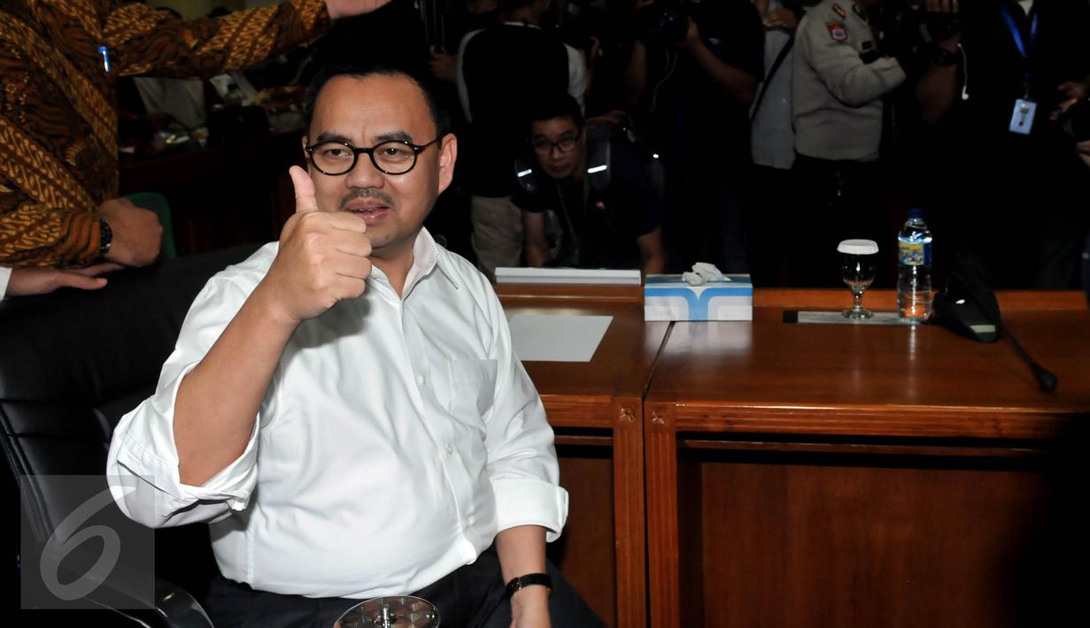Menteri ESDM Sudirman Said mengacungkan jempol sebelum sidang pemeriksaan perkara Setya Novanto di ruang MKD, Kompleks Parlemen Senayan, Jakarta, Rabu (2/12) . Sudirman dimintai keterangan seputar pencatutan nama Presiden. (Liputan6.com/Johan Tallo)