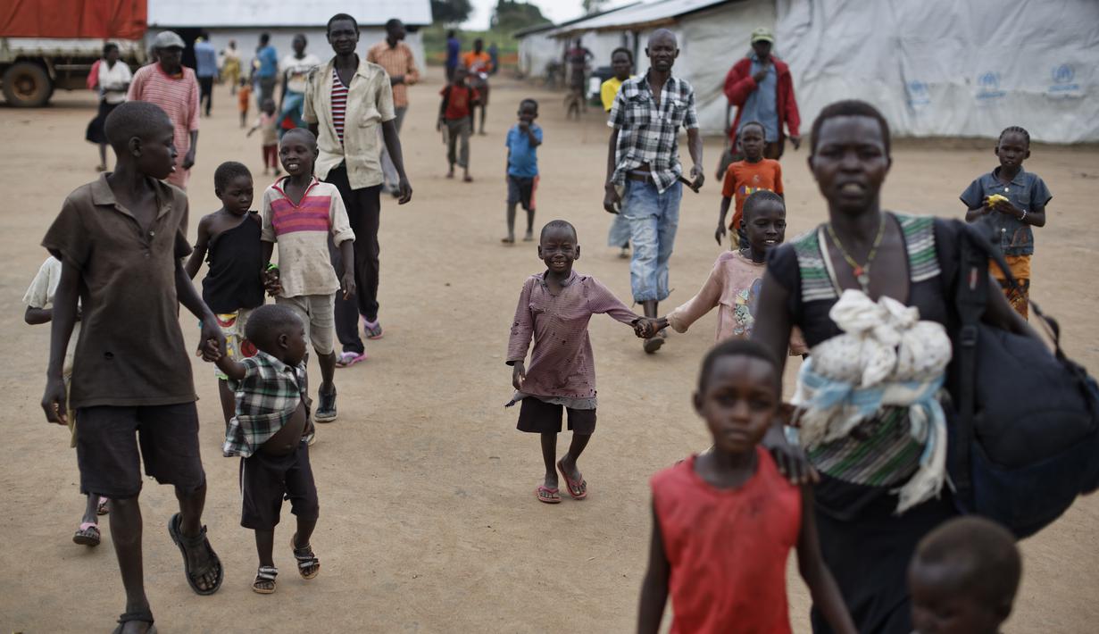 Pengungsi Sudan Selatan saat tiba di sebuah pusat transit pengungsi di Kuluba, Uganda utara, Kamis (8/6). Mereka melarikan diri dari perang saudara di Sudan Selatan yang telah memakan korban puluhan ribu jiwa. (AP Photo / Ben Curtis)