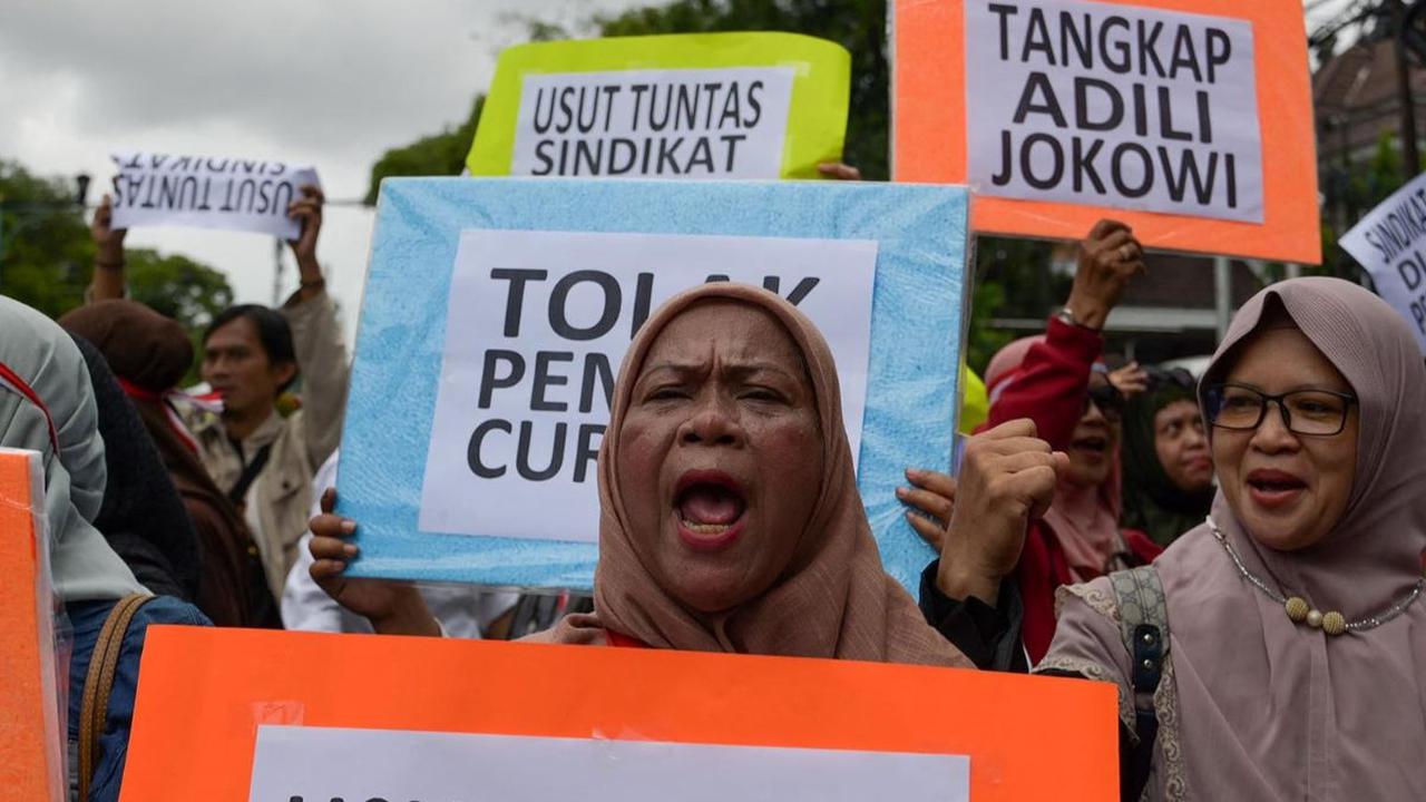 Sekelompok emak-emak yang tergabung dalam Masyarakat Sipil Perduli Pemilu dan Demokrasi saat melakukan aksi unjuk rasa di depan Kantor Gedung KPU Pusat, Imam Bonjol Menteng, Jakarta Pusat, Jumat (16/2/2024). Mereka memprotes dugaan kecurangan dalam proses