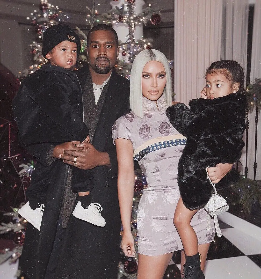 Kabar mengenai Saint hadir beberapa hari setelah Kim mengunggah sebuah foto keluarganya di Instagram. (instagram/kimkardashian)