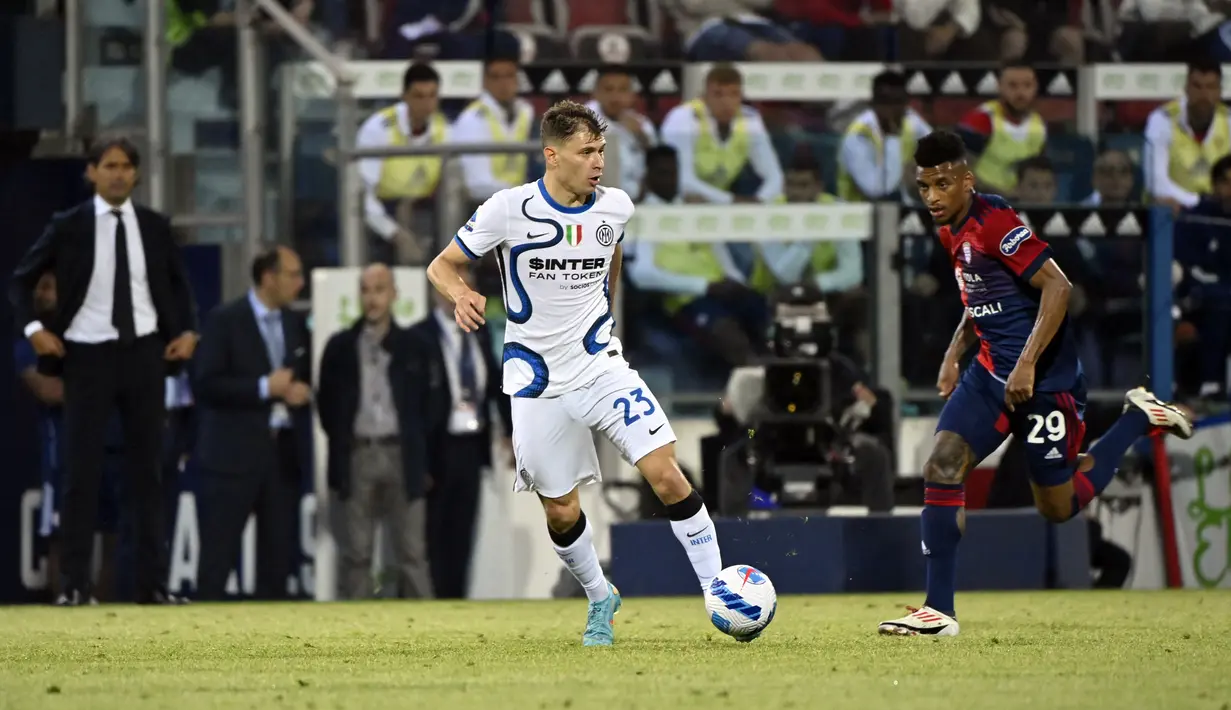 Pemain Inter Milan Nicolo Barella berebut bola dengan pemain Cagliari Dalbert (kanan) pada pertandingan sepak bola Liga Italia di Sardegna Arena, Cagliari, Italia, 15 Mei 2022. Inter Milan menang 3-1. (Alberto PIZZOLI/AFP)