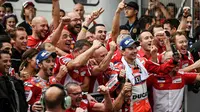Tim Ducati merayakan kemenangan Andrea Dovizioso dan Jorge Lorenzo usai menjuarai balapan MotoGP Malaysia di Sirkuit Sepang, Minggu (29/10/2017). Dovizioso finis pertama dengan catatan waktu 44 menit 51,497 detik. (AFP/Mohd Rasfan)